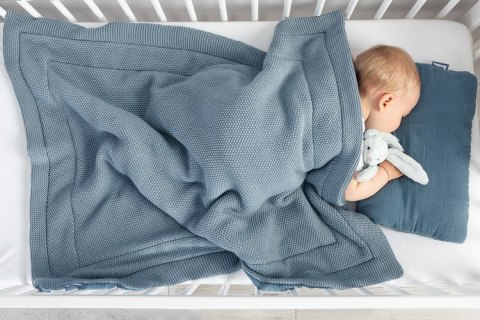 KOMPLET DO ŁÓŻECZKA DZIERGANY Z MUŚLINĄ RÓŻOWY KOMPLET DO ŁÓŻECZKA DZIERGANY Z MUŚLINĄ RÓŻOWY
