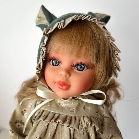 Lalka Sabrina w czapeczce "króliczek" Asi 0517380 Lalka Sabrina w czapeczce "króliczek" Asi 0517380