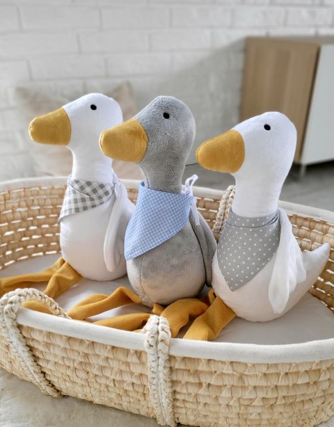 Dekoracyjna gąska pluszowa z chustką - biała Dekoracyjna gąska pluszowa z chustką - biała