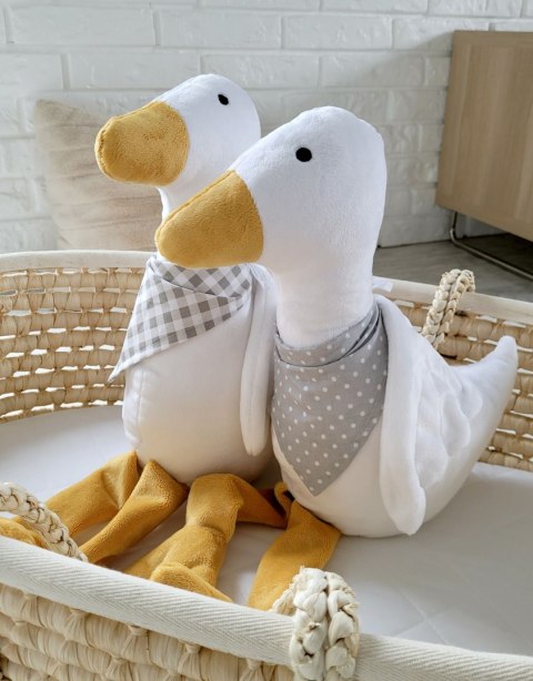 Dekoracyjna gąska pluszowa z chustką - biała Dekoracyjna gąska pluszowa z chustką - biała