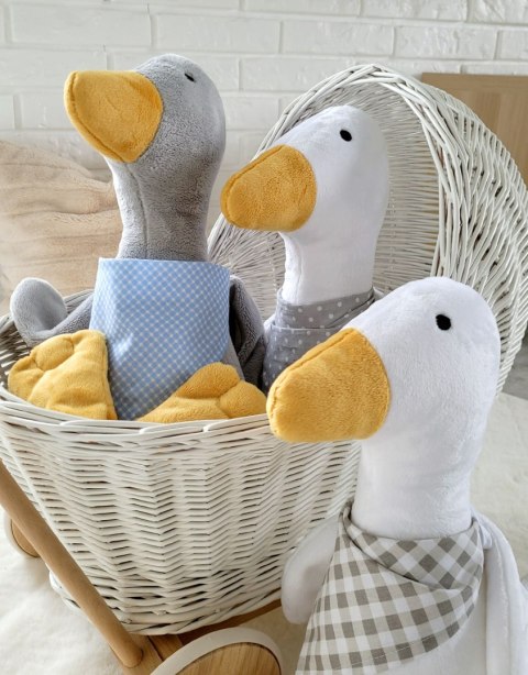 Dekoracyjna gąska pluszowa z chustką - biała Dekoracyjna gąska pluszowa z chustką - biała