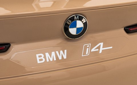Autko BMW i4 na akumulator dla dzieci Złoty Autko BMW i4 na akumulator dla dzieci Złoty
