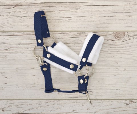 Zestaw do Hobby Horse: kantar A3 z białym futerkiem + uwiąz ze sznurka - biało-granatowy Zestaw do Hobby Horse: kantar A3 z białym futerkiem + uwiąz ze sznurka - biało-granatowy