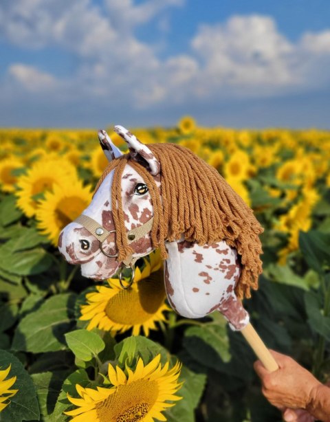 Hobby Horse Mały koń na kiju Premium - tarantowaty biało-brązowy z brązową grzywą A4 Hobby Horse Mały koń na kiju Premium - tarantowaty biało-brązowy z brązową grzywą A4