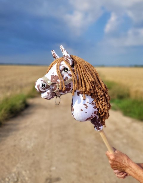 Hobby Horse Mały koń na kiju Premium - tarantowaty biało-brązowy z brązową grzywą A4 Hobby Horse Mały koń na kiju Premium - tarantowaty biało-brązowy z brązową grzywą A4