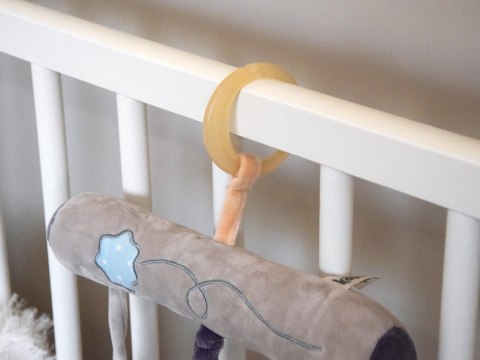 Zawieszka do łóżeczka z Miś Gryzak Grzechotka Prezent dla noworodka ZA5878