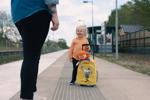 Walizka na kółkach dla dzieci żółta akcesoria podróż zabawka wyprawka Pippi Walizka na kółkach dla dzieci żółta akcesoria podróż zabawka wyprawka Pippi