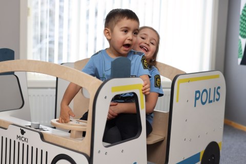 Drewniany radiowóz meble dla dzieci wyposażenie auto policja zabawka Micki Drewniany radiowóz meble dla dzieci wyposażenie auto policja zabawka Micki