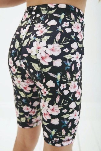Krótkie Legginsy Dziecięce - Kolibry i Kwiaty Krótkie Legginsy Dziecięce - Kolibry i Kwiaty