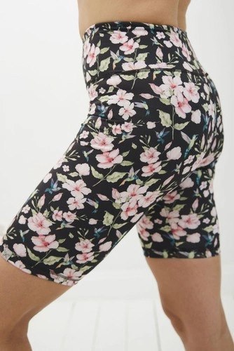 Krótkie Legginsy z Wysokim Stanem - Kolibry i Kwiaty Krótkie Legginsy z Wysokim Stanem - Kolibry i Kwiaty