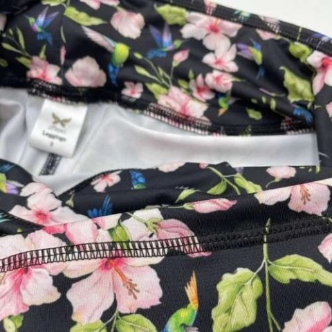 Krótkie Legginsy z Wysokim Stanem - Kolibry i Kwiaty Krótkie Legginsy z Wysokim Stanem - Kolibry i Kwiaty